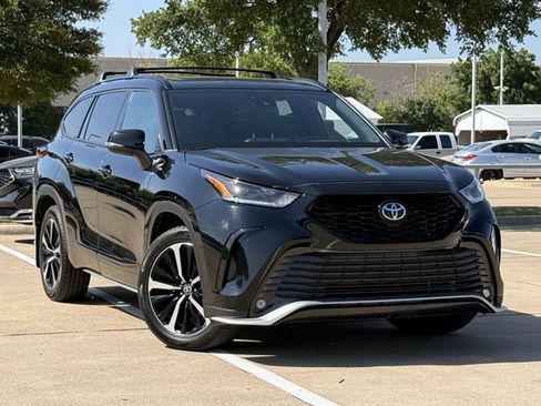 Used 2022 Toyota Highlander XSE FWD image 2