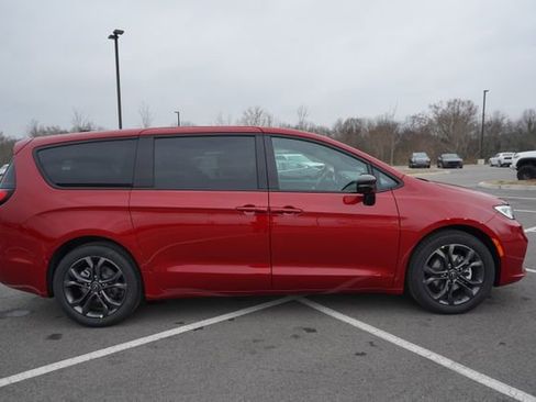 New 2026 Chrysler Pacifica Select image 10