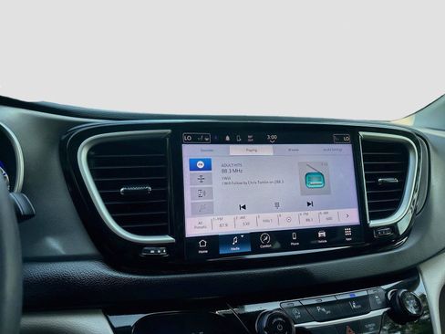 Used 2023 Chrysler Pacifica Touring-L FWD image 9