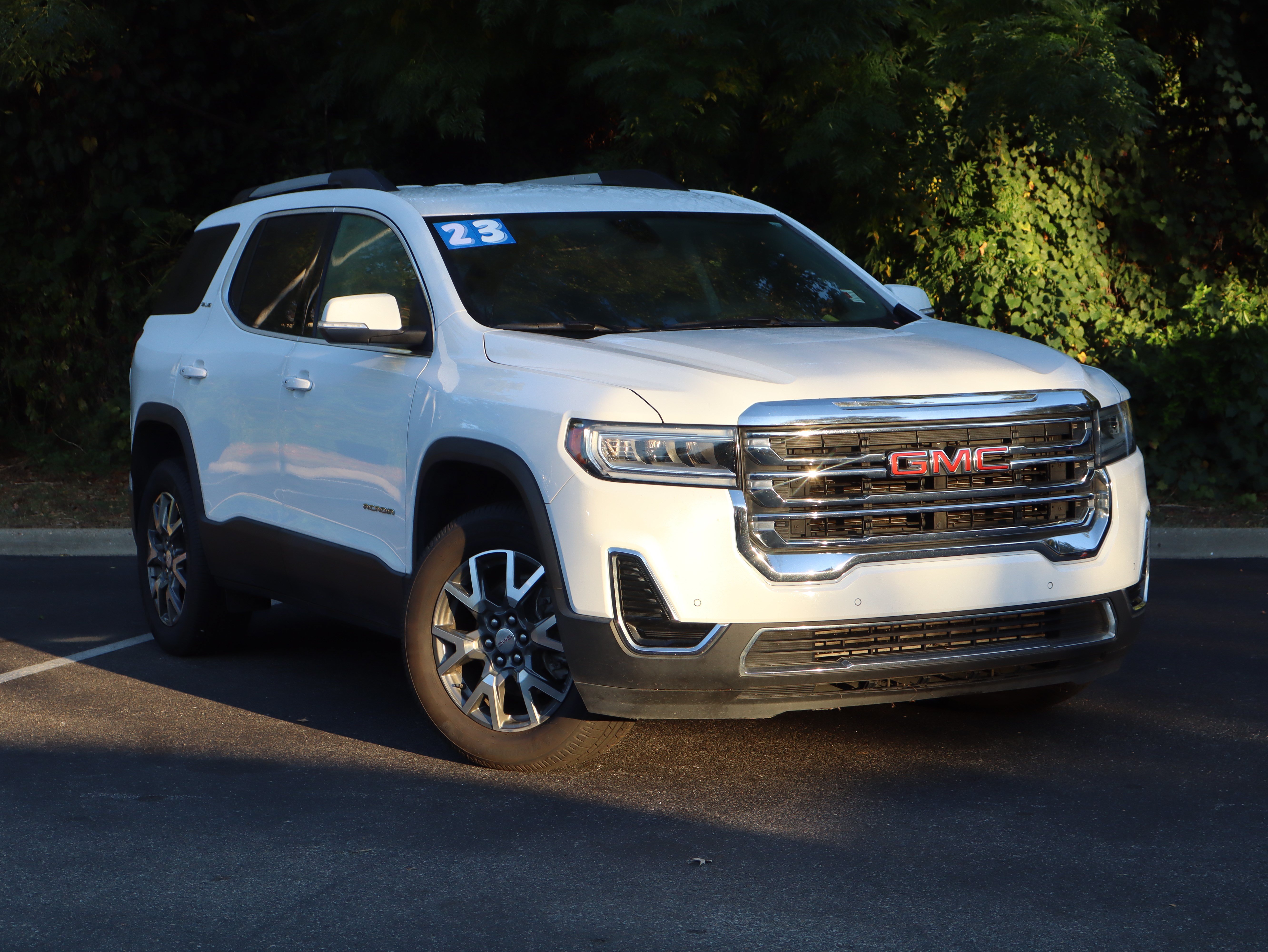Used 2023 GMC Acadia SLE w/ Driver Convenience Package FWD image 2