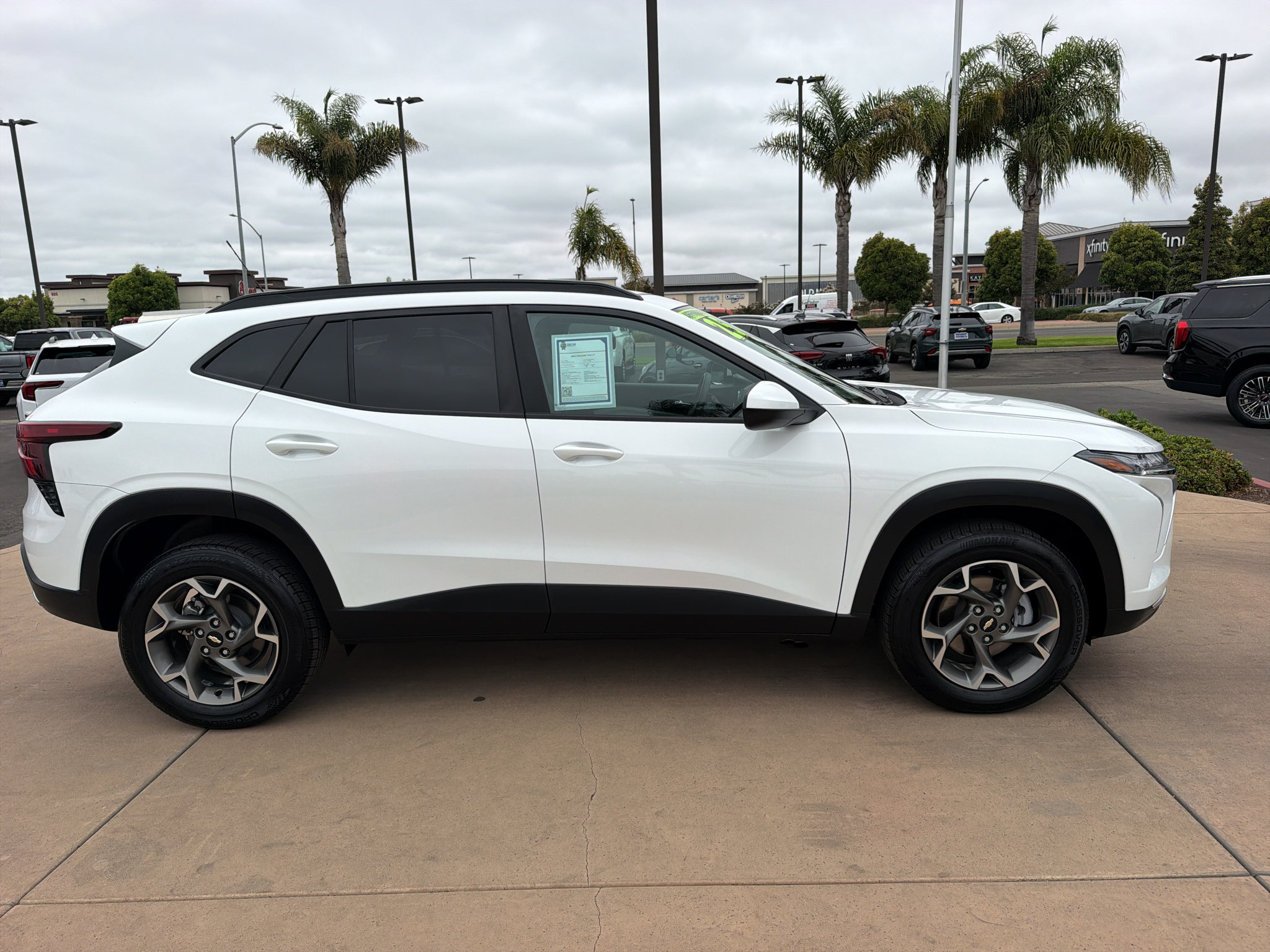 Used 2025 Chevrolet Trax LT FWD image 4