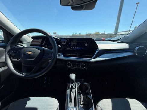 Used 2025 Chevrolet Trax LT image 32