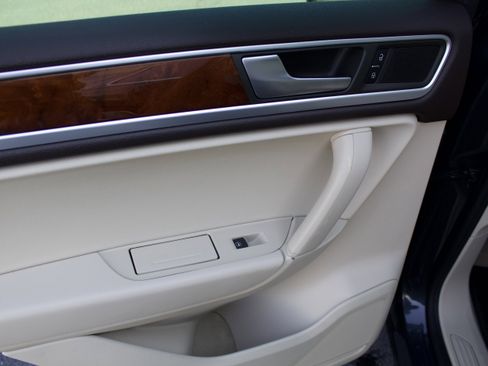 Used 2012 Volkswagen Touareg TDI image 24