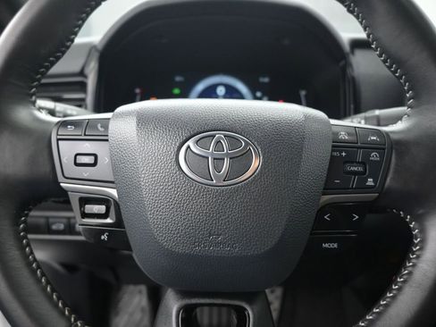 Used 2025 Toyota Camry SE FWD image 12