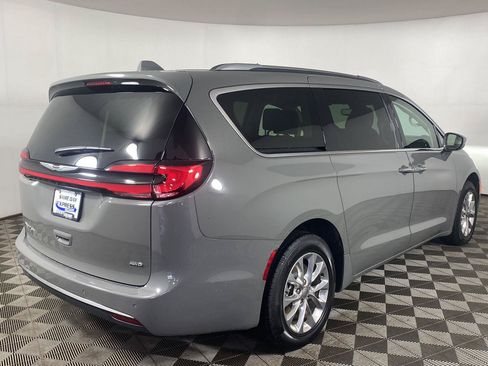 Used 2021 Chrysler Pacifica Touring-L w/ Uconnect Theater Family Group AWD/4WD image 3