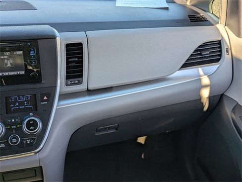 Used 2016 Toyota Sienna L image 17