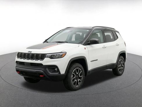 Used 2025 Jeep Compass Trailhawk AWD/4WD image 3