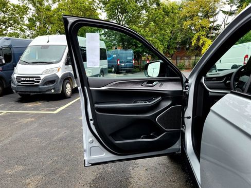 New 2025 Jeep Grand Cherokee Limited w/ Black Appearance Package image 11