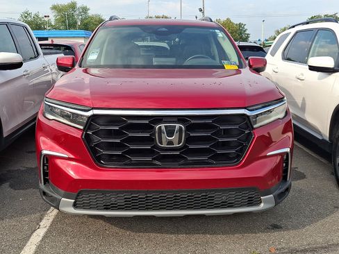 Used 2023 Honda Pilot Touring image 2