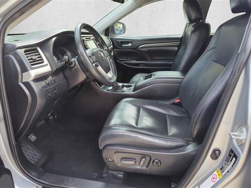 Used 2019 Toyota Highlander Limited FWD image 12