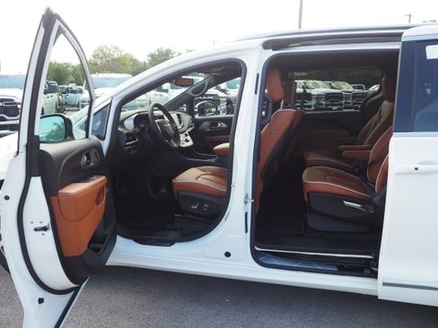 New 2026 Chrysler Pacifica Pinnacle image 12