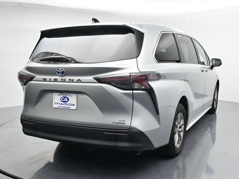 Used 2024 Toyota Sienna LE FWD image 6