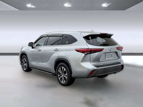 Used 2021 Toyota Highlander XLE FWD image 3