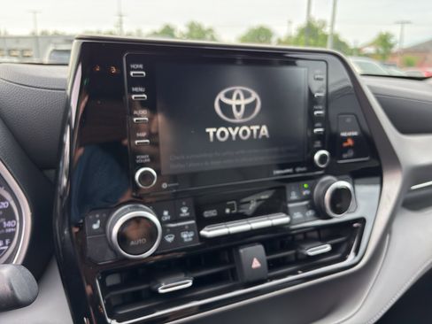 Used 2021 Toyota Highlander XLE AWD/4WD image 14