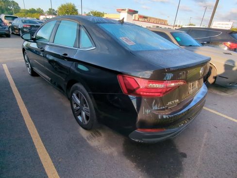 Used 2022 Volkswagen Jetta SE w/ Panoramic Sunroof Package FWD image 4