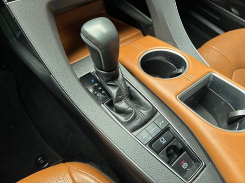 Used 2019 Toyota Avalon Limited image 5