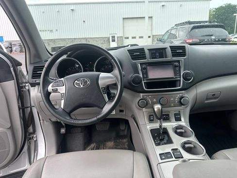 Used 2013 Toyota Highlander SE AWD/4WD image 16