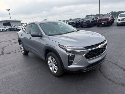 Used 2024 Chevrolet Trax LS w/ Driver Confidence Package FWD image 5
