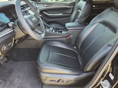 Used 2025 Jeep Grand Cherokee Limited AWD/4WD image 10
