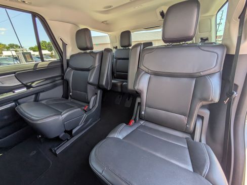Used 2025 Ford Expedition Platinum AWD/4WD image 17