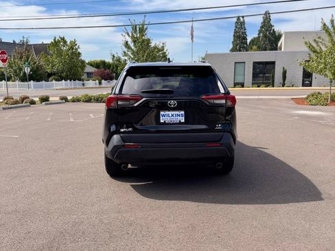 Used 2020 Toyota RAV4 LE AWD/4WD image 6