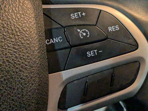 Used 2017 Jeep Cherokee Trailhawk w/ Cold Weather Group image 12