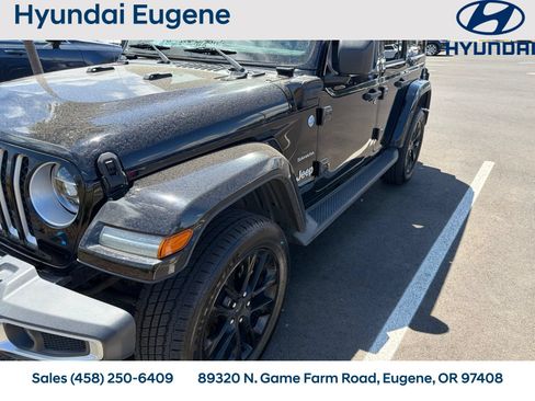 Used 2022 Jeep Wrangler Unlimited Sahara w/ Cold Weather Group AWD/4WD image 19