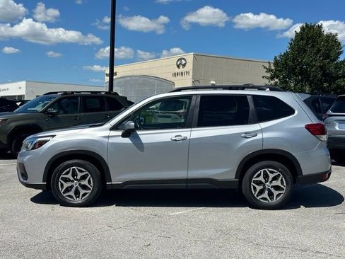 Used 2019 Subaru Forester Premium AWD/4WD image 4