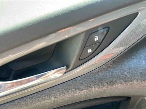 Used 2018 Buick Regal Preferred w/ Sights and Sounds Package AWD/4WD image 18