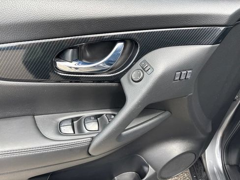 Used 2018 Nissan Rogue SL FWD image 25
