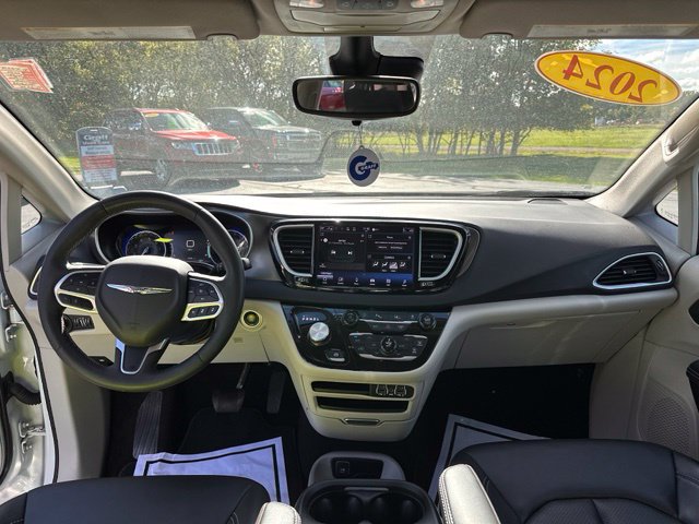 Used 2024 Chrysler Pacifica Touring-L FWD image 14