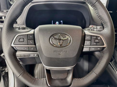 Certified 2025 Toyota Sienna Limited FWD image 17