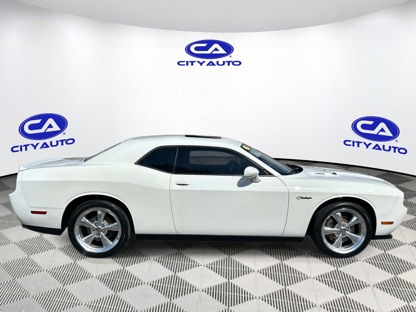 Used 2011 Dodge Challenger R/T RWD image 2
