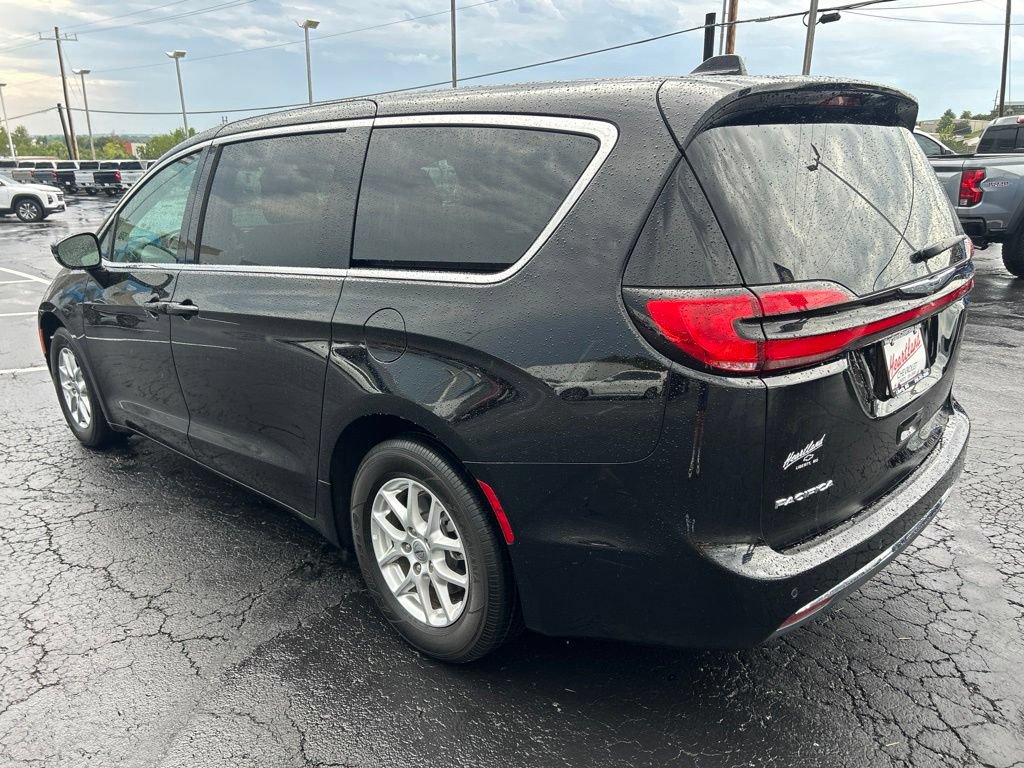 Used 2025 Chrysler Pacifica Select FWD image 7