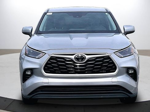 Used 2023 Toyota Highlander LE image 3