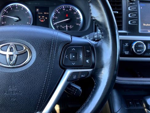 Used 2017 Toyota Highlander XLE AWD/4WD image 25