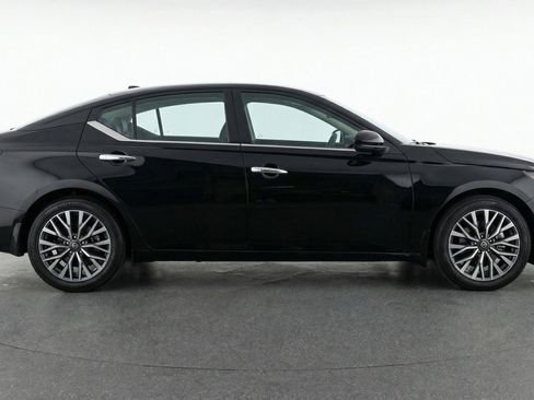 Used 2025 Nissan Altima 2.5 SV FWD image 11