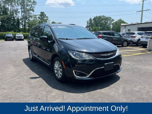 Used 2020 Chrysler Pacifica Touring-L FWD image 1