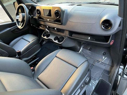 Used 2023 Mercedes-Benz Sprinter 2500 image 68