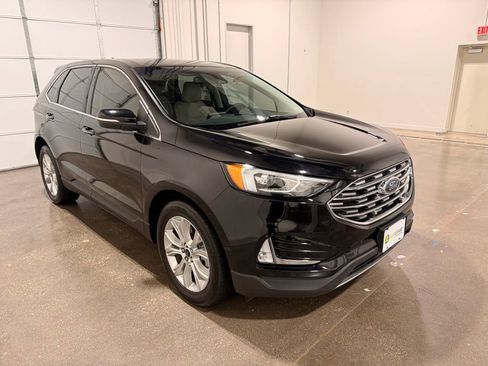 Used 2021 Ford Edge Titanium image 3