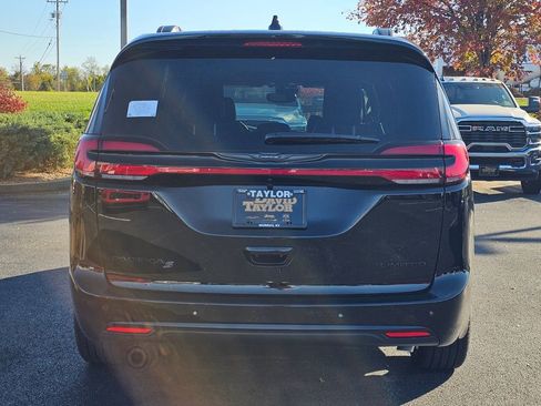 New 2026 Chrysler Pacifica Limited w/ Uconnect Theater Family Group image 7