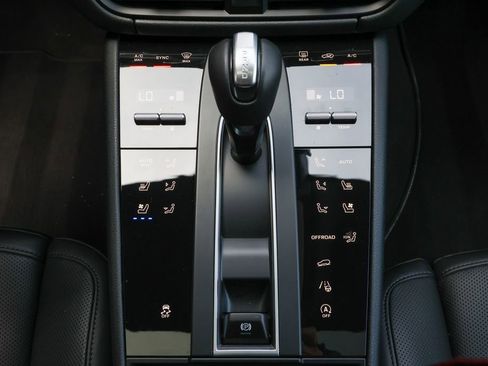 Certified 2026 Porsche Macan AWD/4WD image 27