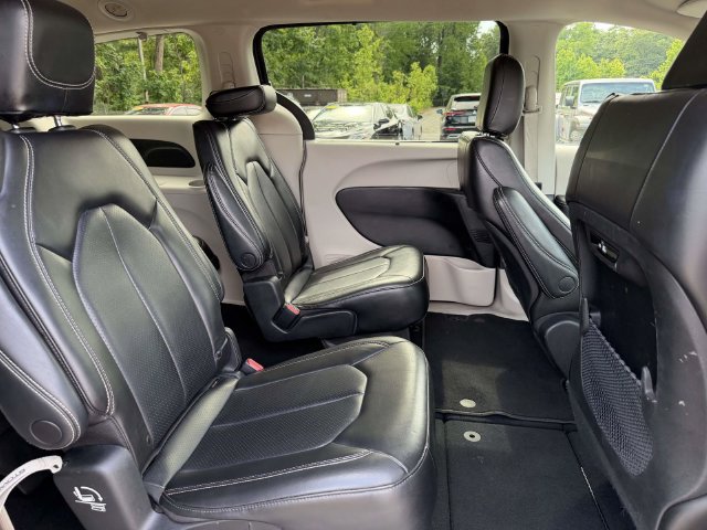 Used 2023 Chrysler Pacifica Touring-L FWD image 13