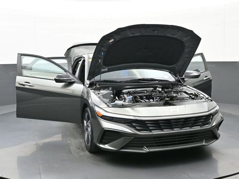 Used 2025 Hyundai Elantra Sport image 56
