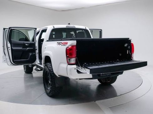 Used 2017 Toyota Tacoma TRD Sport AWD/4WD image 19