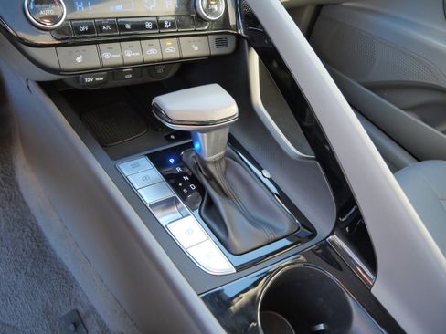 Used 2025 Hyundai Elantra SEL image 24