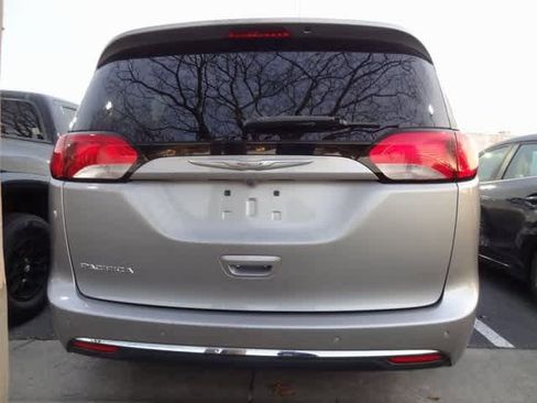 Used 2017 Chrysler Pacifica Touring-L image 6