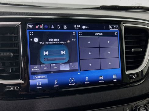 Certified 2024 Chrysler Pacifica Touring-L image 23