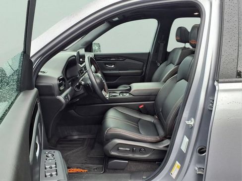 Used 2025 Honda Pilot TrailSport image 22