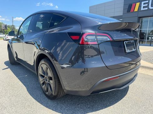 Used 2024 Tesla Model Y Long Range AWD/4WD image 3